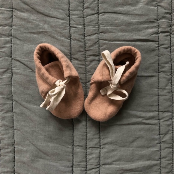 Quincy Mae baby slippers - Picture 1 of 3